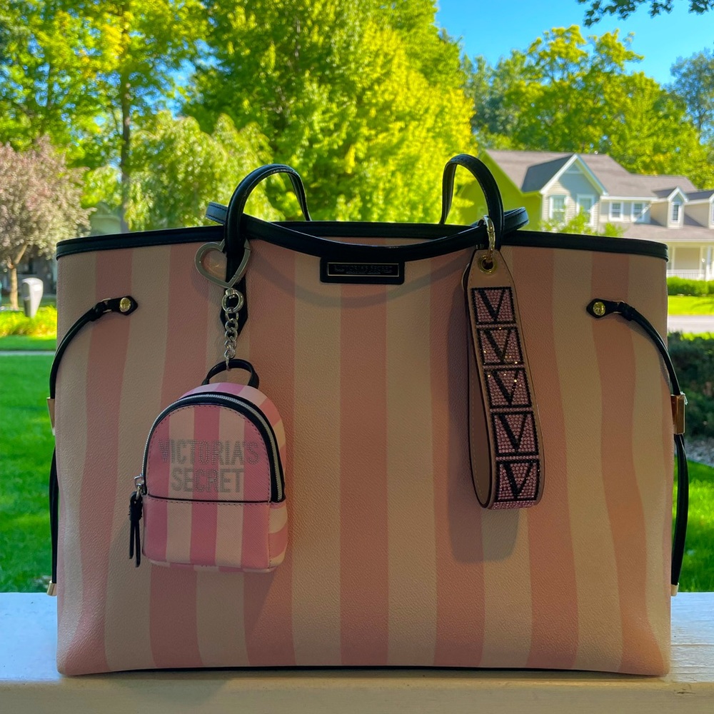 VICTORIA’S💕💕SECRET TOTE, VS BACKPACK KEYCHAIN & VS KEYCHAIN WRISTLET STRAP!